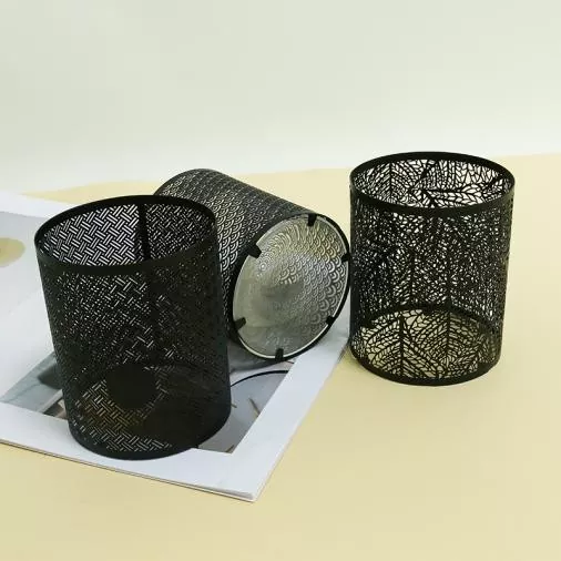 কালো ধাতব মোমবাতি ধারক